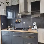 Apartment A 200m De La Avec Parking Gratuit Et Terrasse *