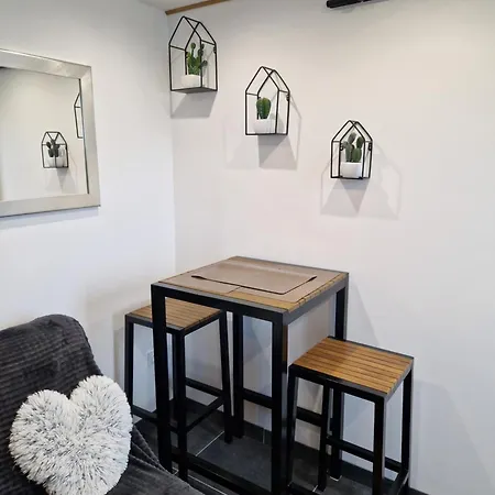 Apartment A 200m De La Avec Parking Gratuit Et Terrasse