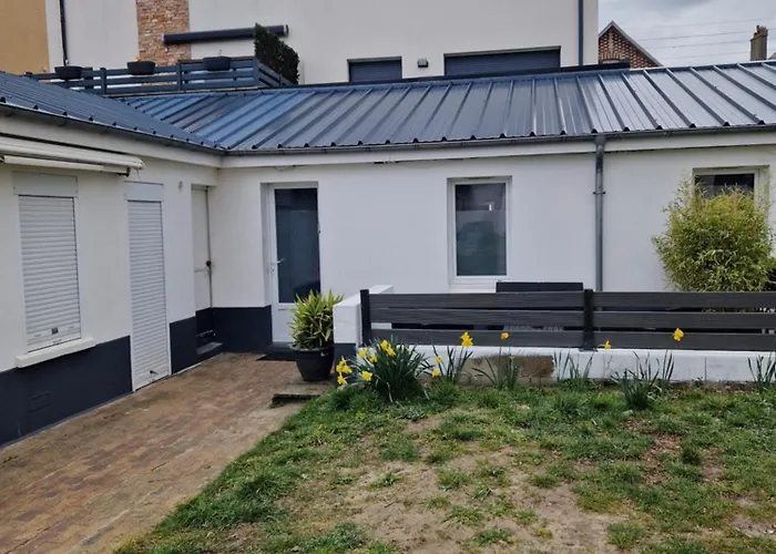 à 200m De La Avec Parking Gratuit Et Terrasse Appartement *